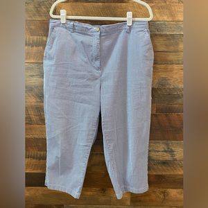 Lands End seersucker capri in blue/white